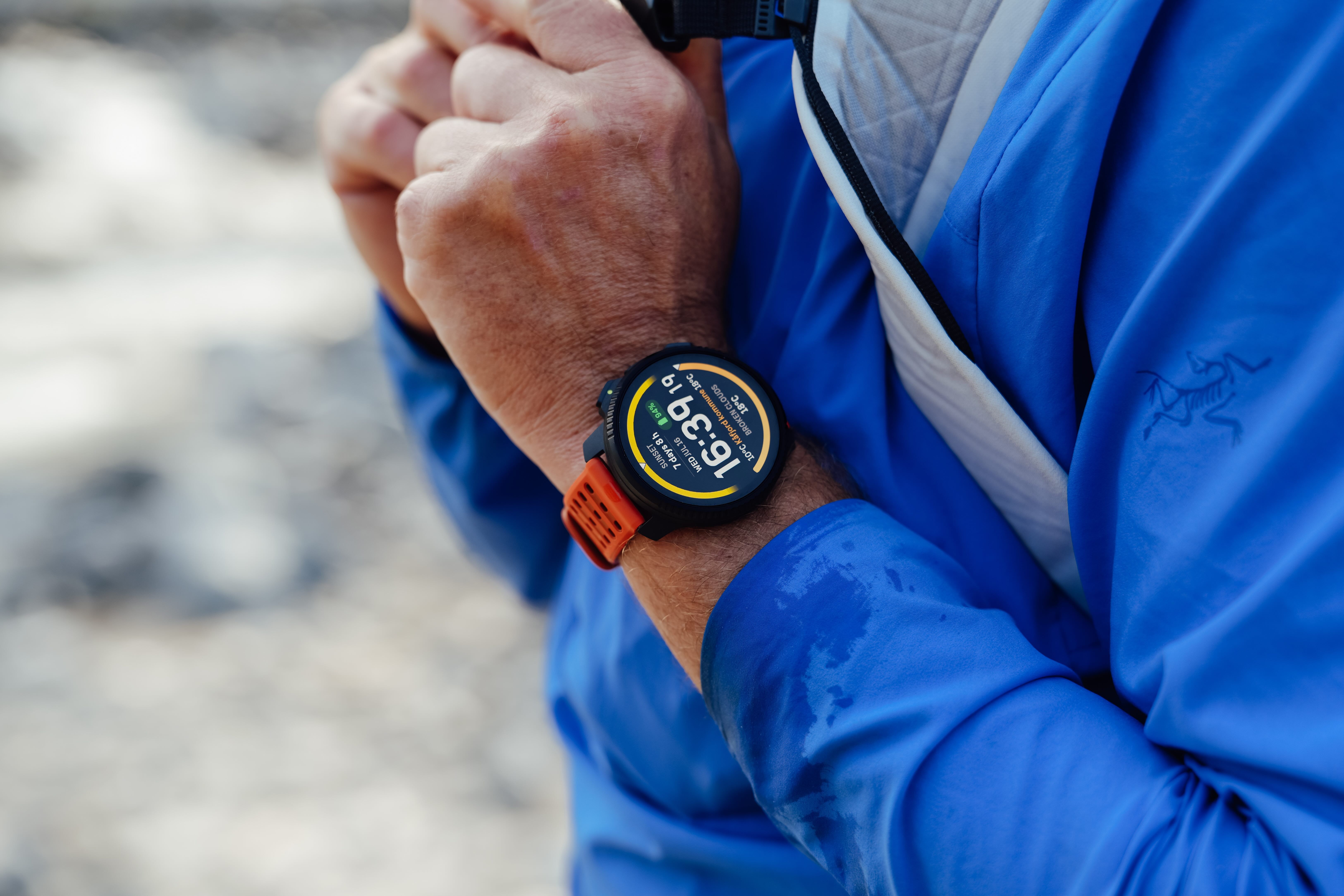 Trail running sin límites: Suunto lanza el Vertical 2 con batería extendida y navegación premium