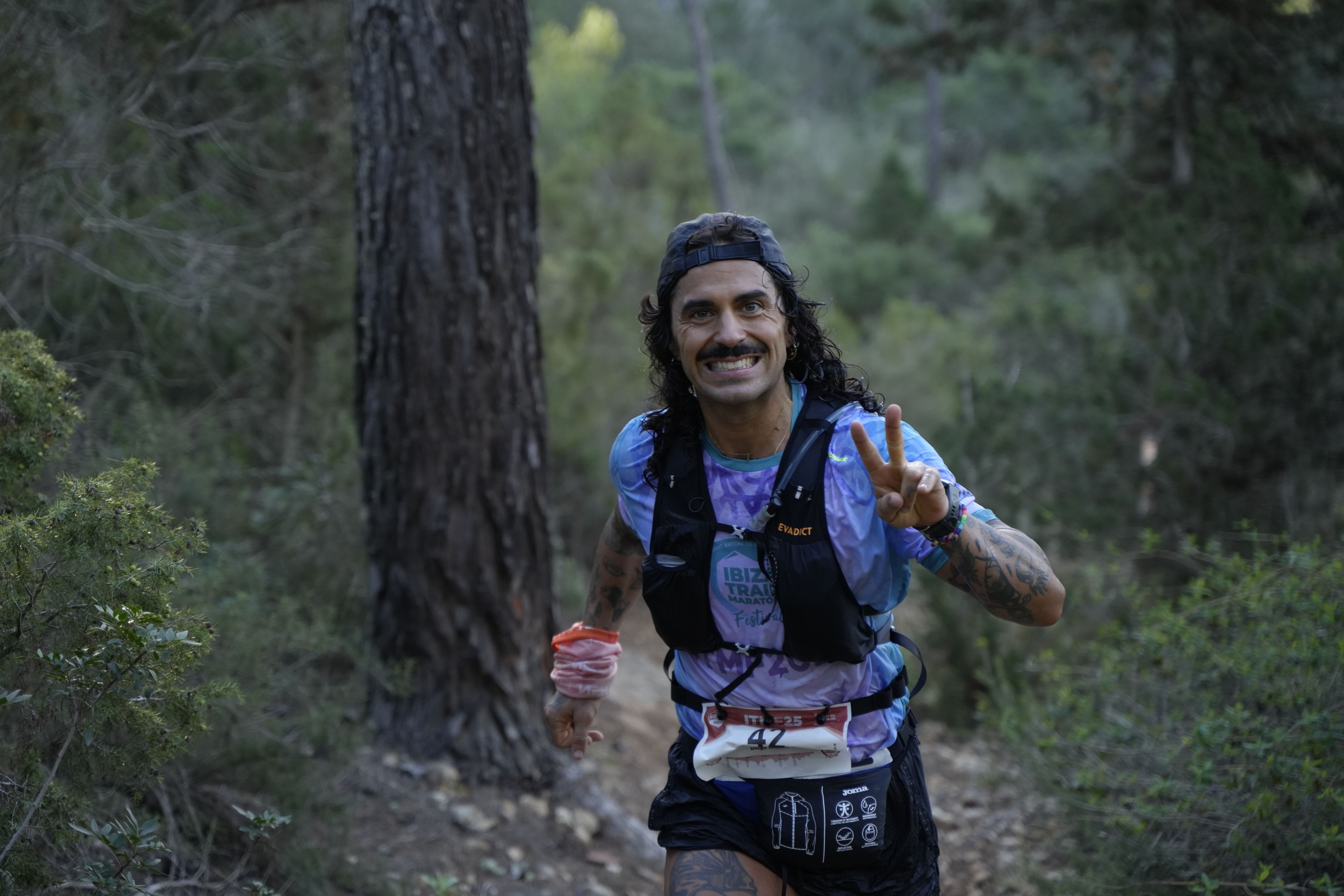 Un corredor en la Ibiza Trail Marathon