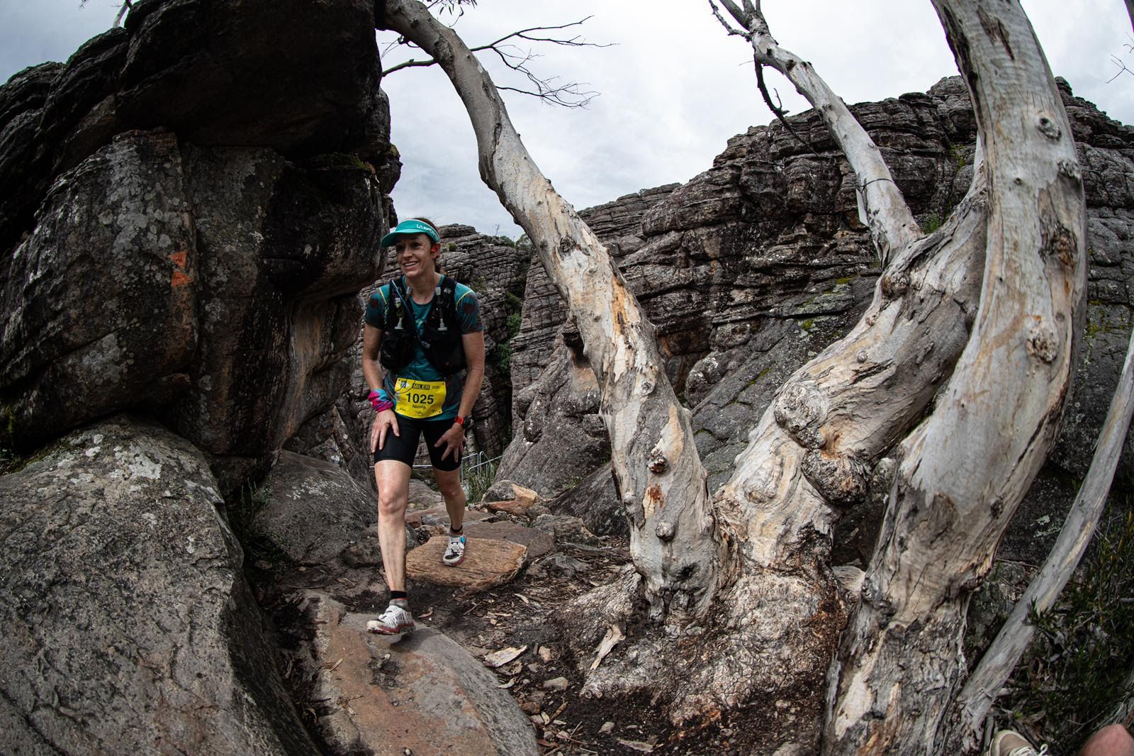 Una corredora disfrutando de la carrera