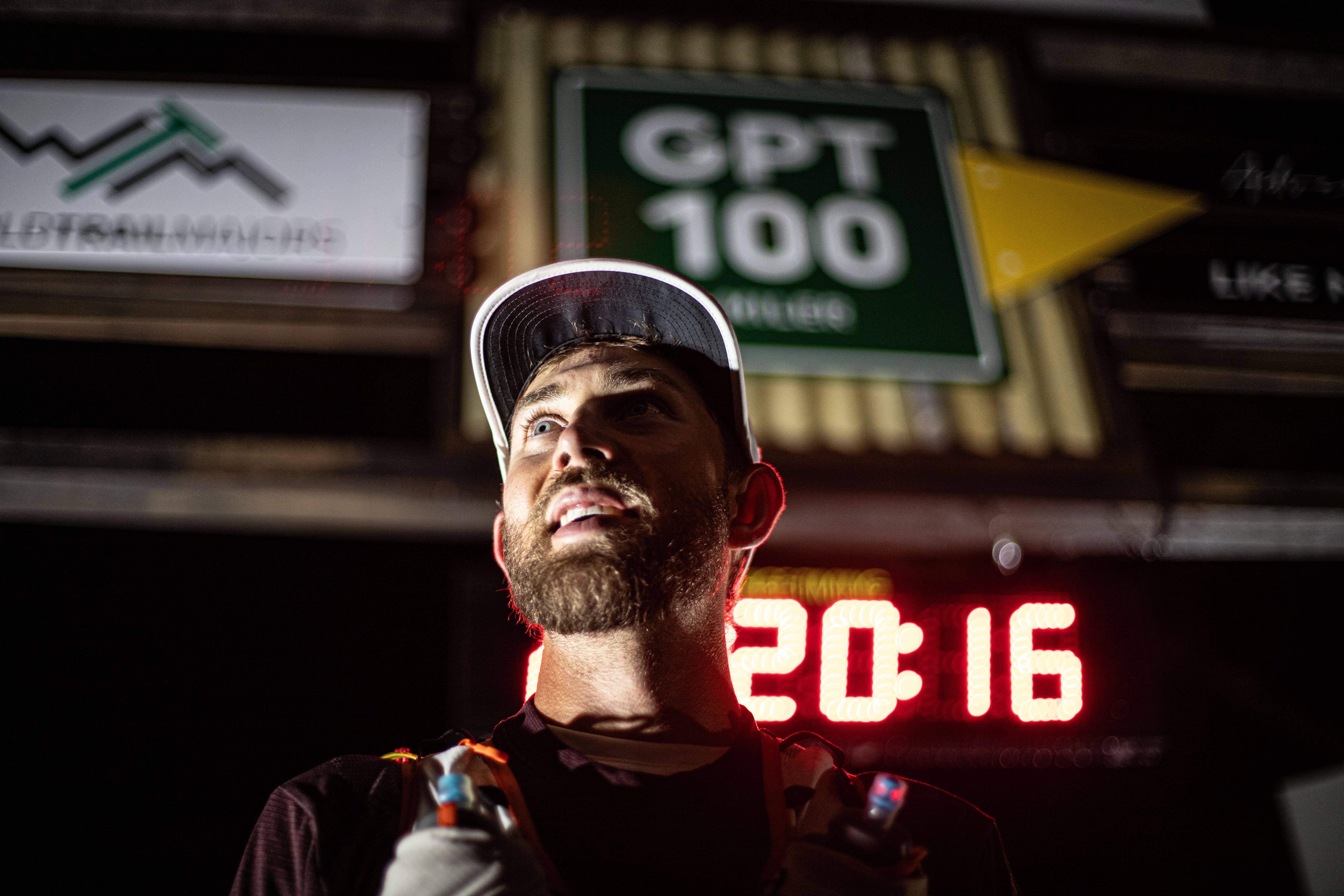 Caleb Olson en la línea de meta