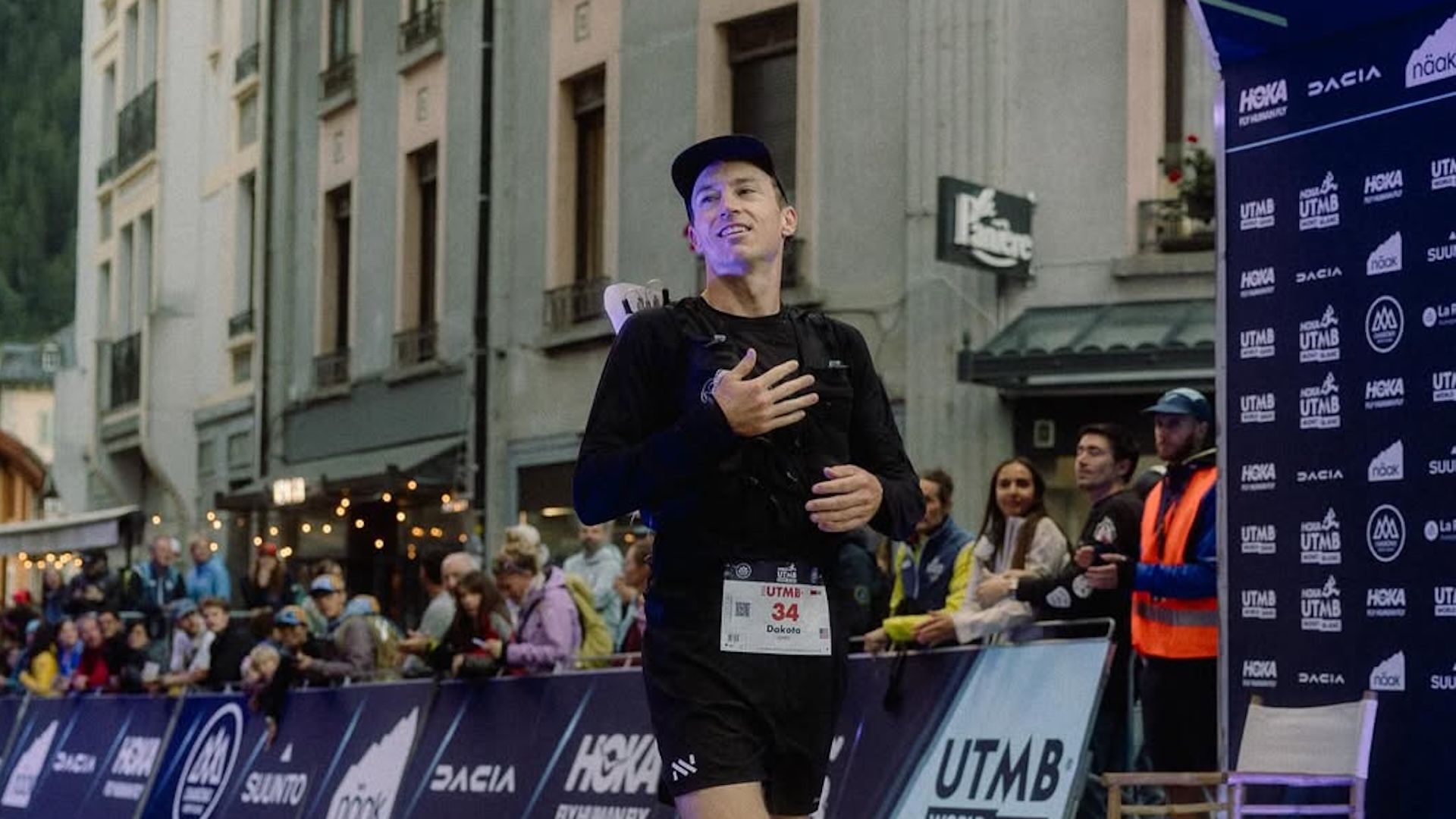 Dakota en la meta de UTMB 2024. Foto @thatdakotajones ©️toni_perello
