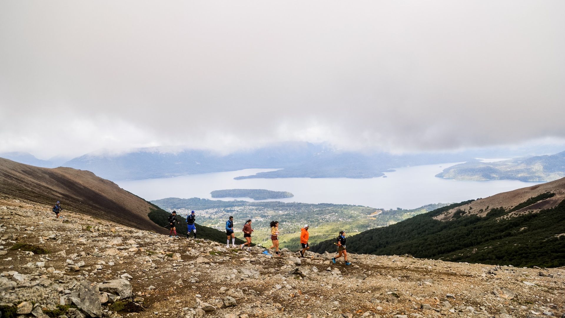 El Cruce 2025: 8.000 deportistas de más de 42 países llegan a Villa La Angostura