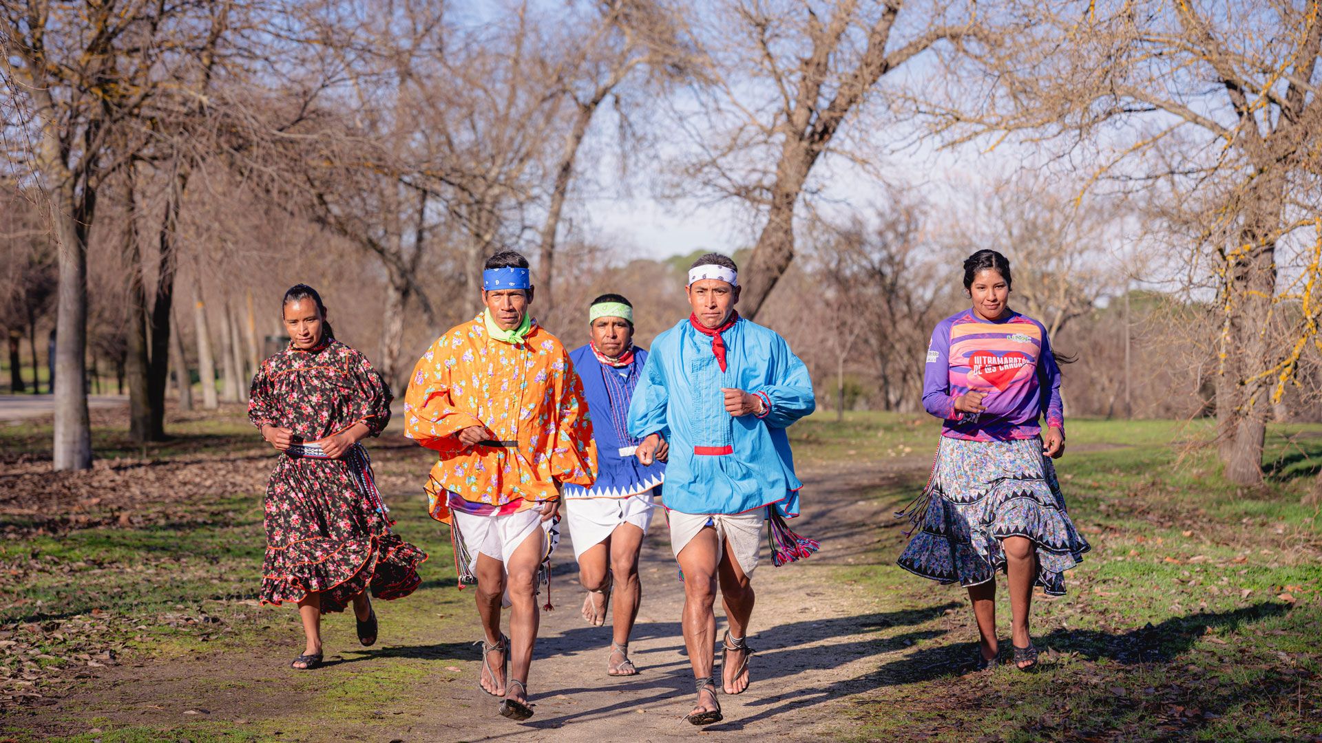Los cinco rarámuri participan en la carrera de Fitur.@vsmphotoevents