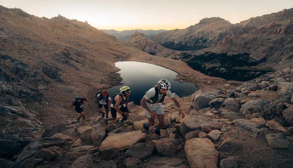 La cabeza de carrera en The 4 refugios Merrell Skyrunner® World Series