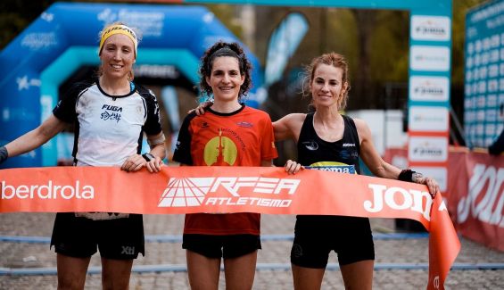 Podio femenino 📸 Miguel Rúa