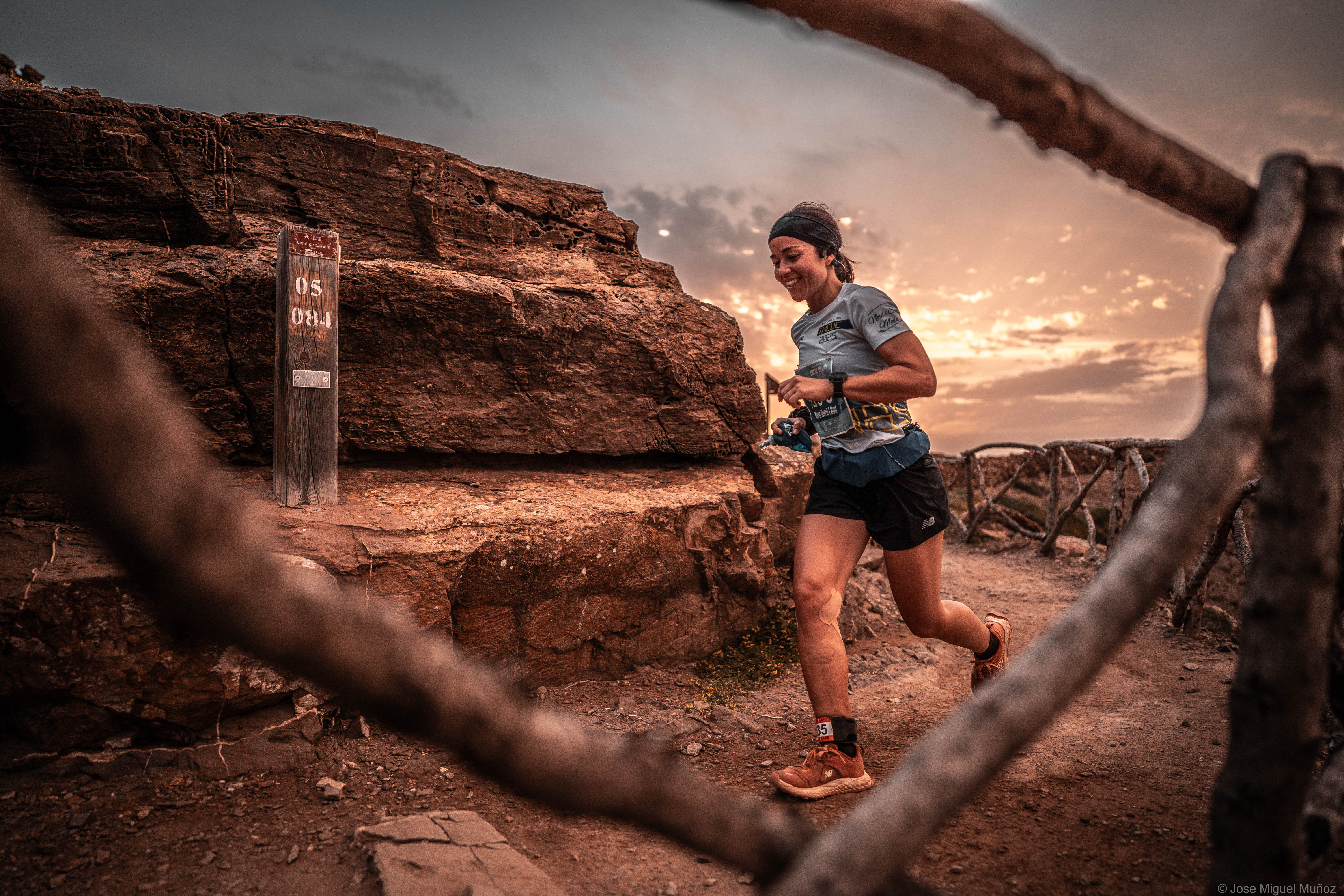Corredora Trail Menorca CdC ConectaBalear 2025 (©José Miguel Muñoz).