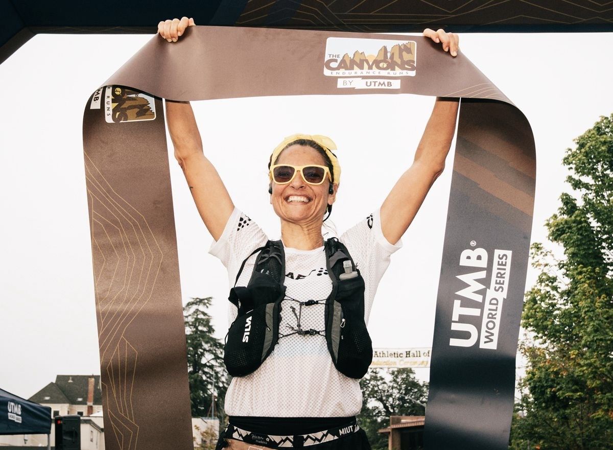 Aroa Sio entra en meta de Canyons Ultra. Foto: Miguel Rúa