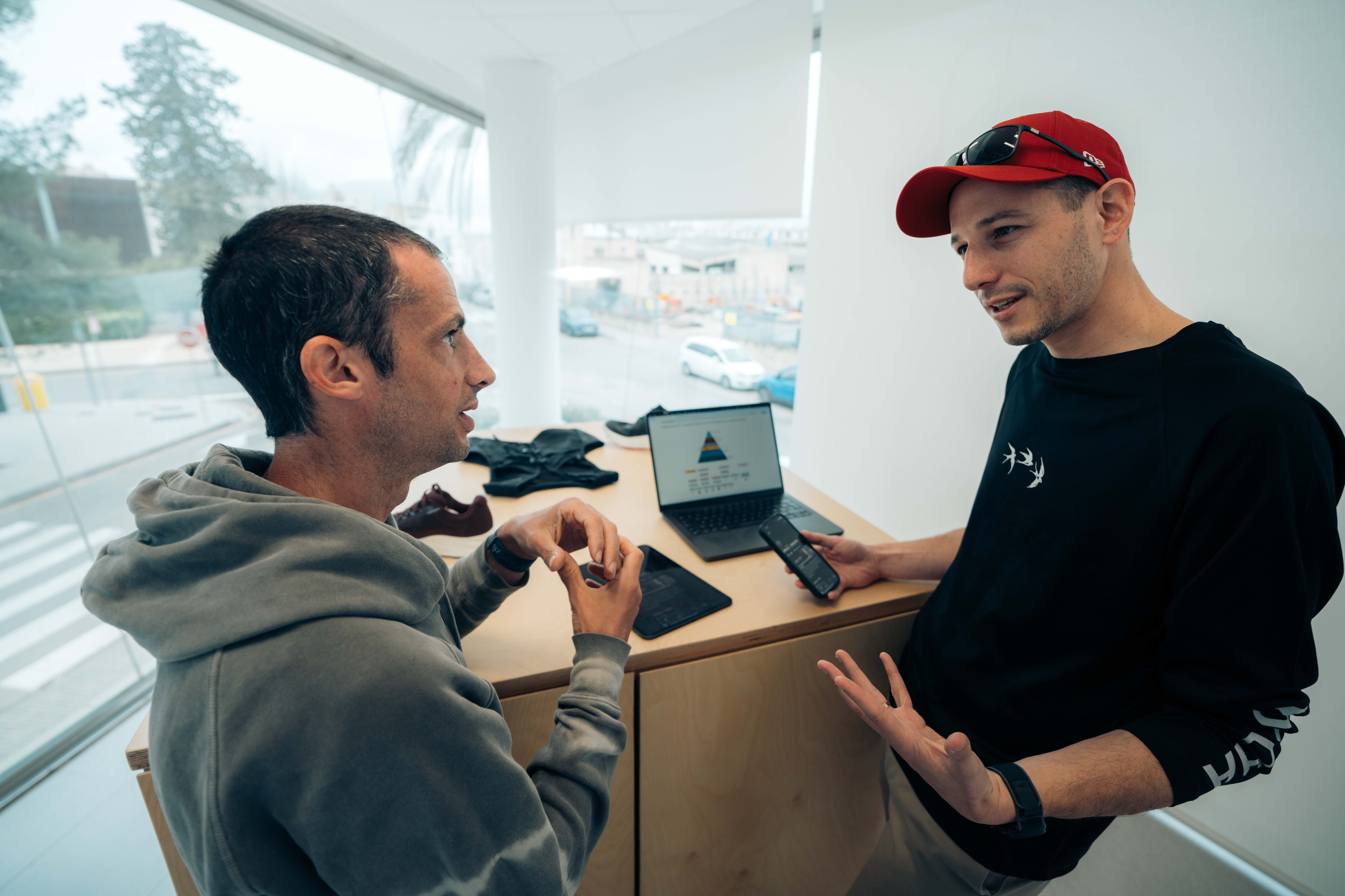 Kilian Jornet se une a la plataforma de entrenamiento para corredores Kotcha . Foto ©️Kotcha Working session with Kilian Jornet 