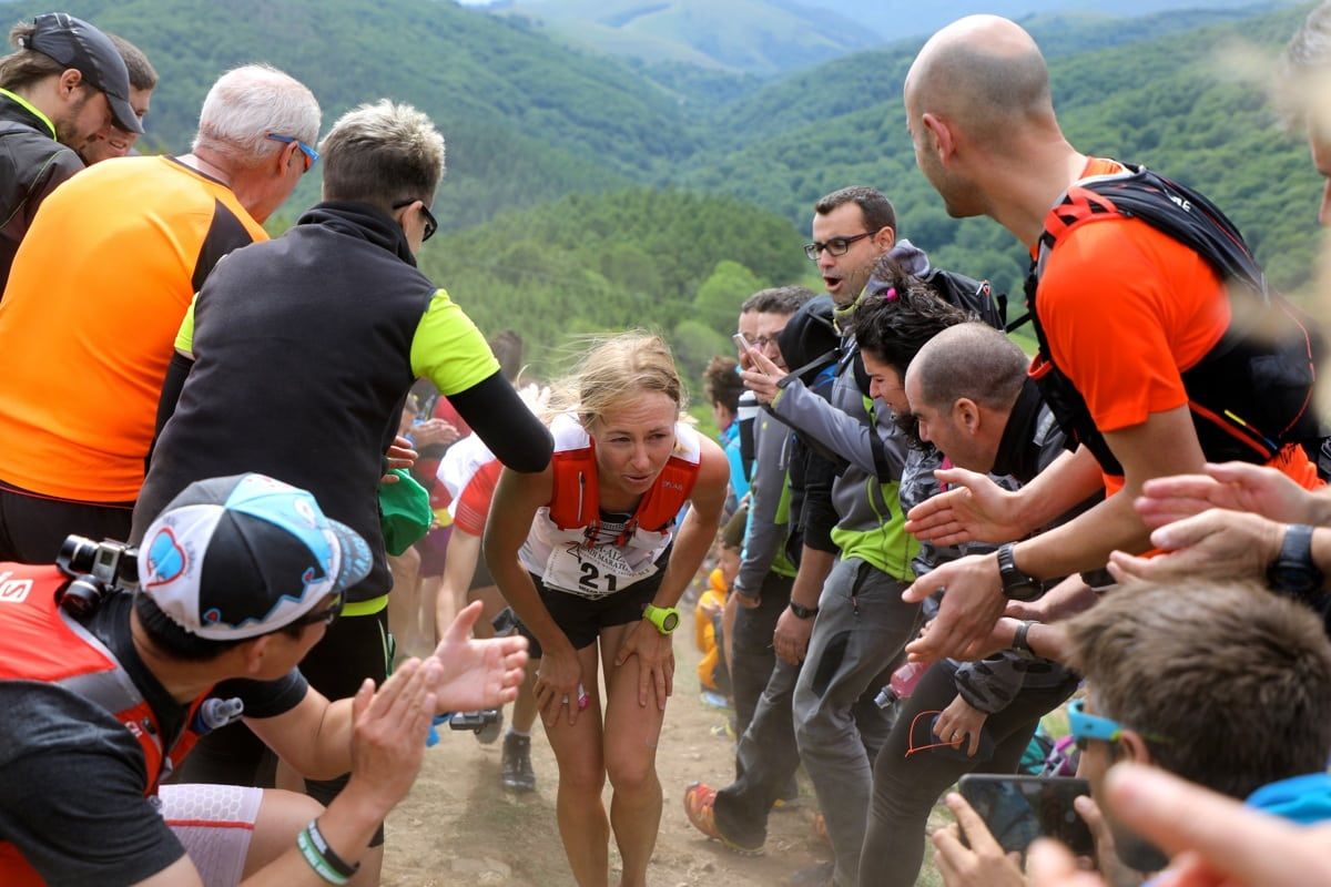 Megan Kimmel in the wind and the dust and the crowds of Sancti Spiritu at the 2017 Zegama Marathon. Photo: iRunFar/Bryon Powell