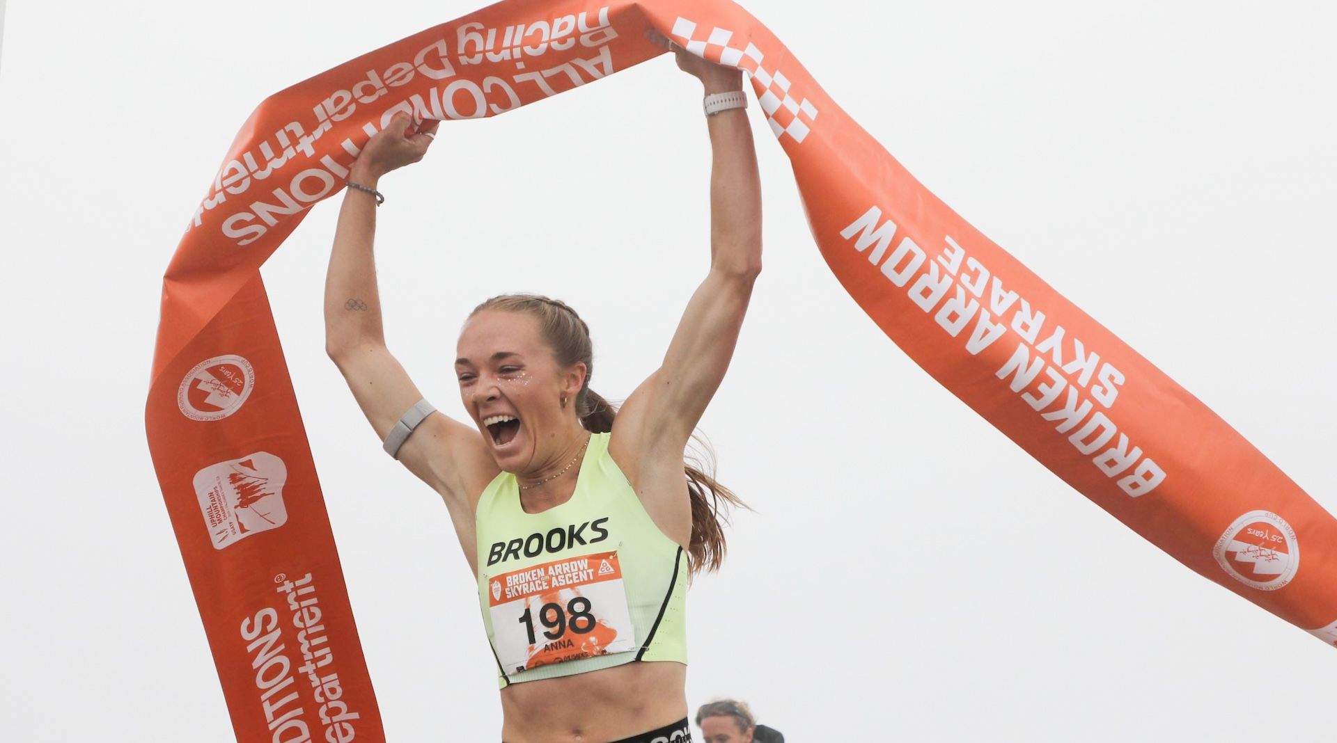 Anna Gibson gana por tercera vez el Vertical de Broken Arrow Skyrace ©️iRunFar