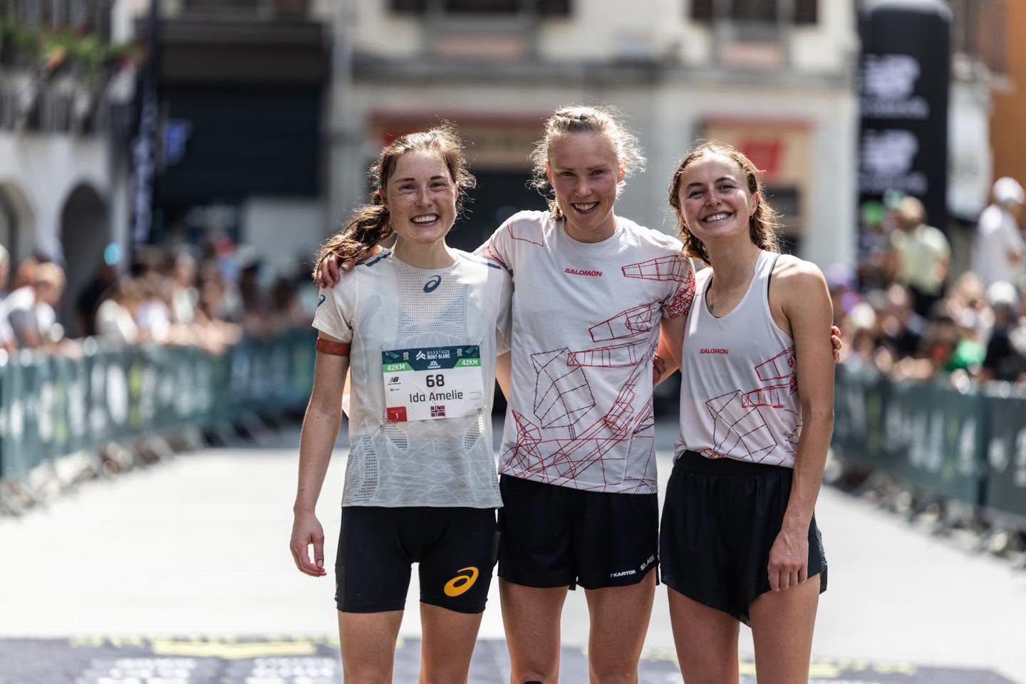 Podio femenino 42k Marathon du Mont-Blanc ©️David Gonthier