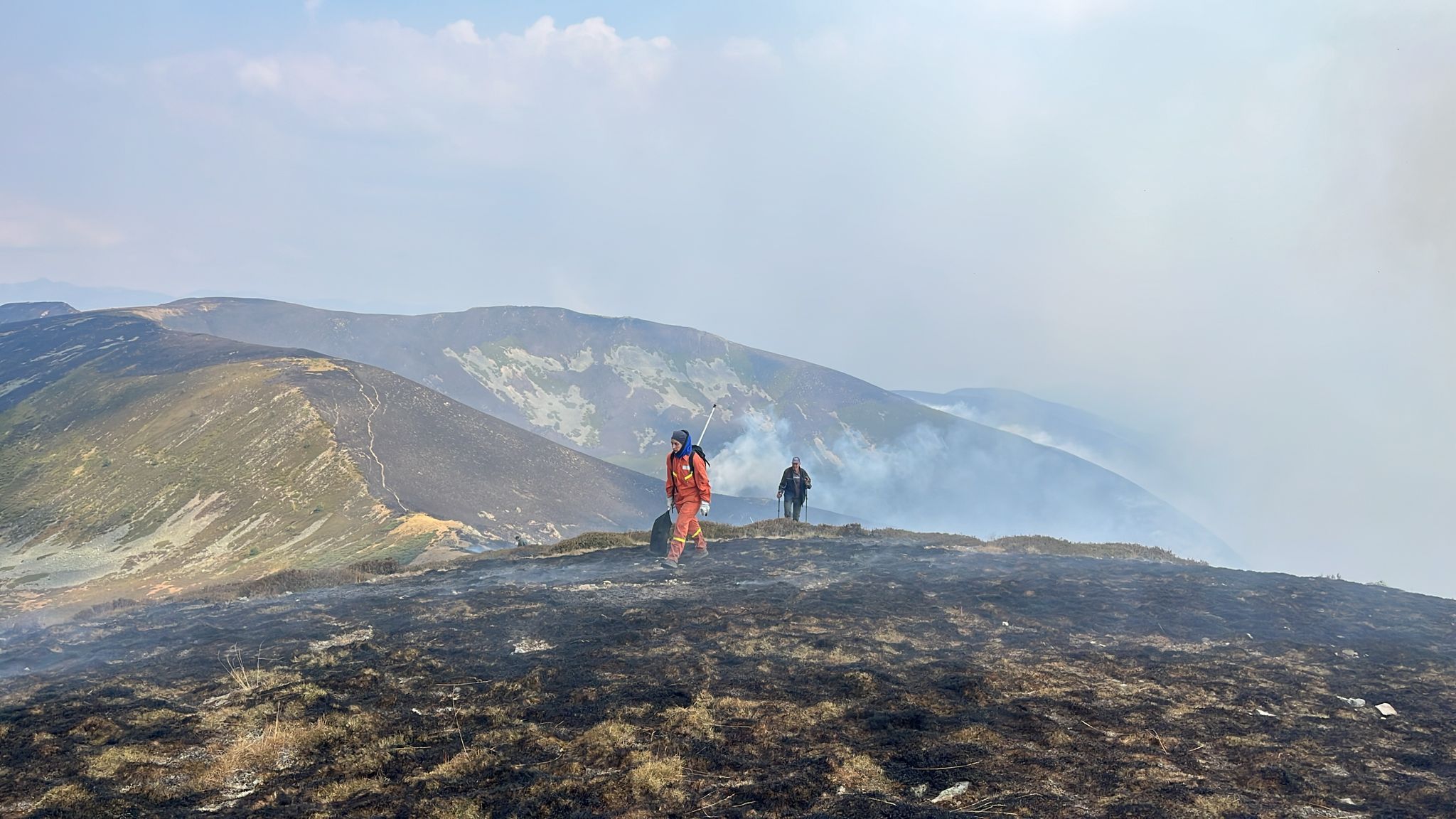 El fuego no entiende de calendarios políticos. Foto: Incendio Anllares del Sil  2025