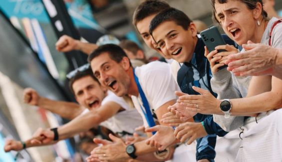 Aficionados animando en la línea de meta