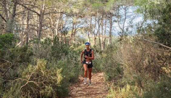Una participante en los 3 días Trail Ibiza ©Jordi Maré