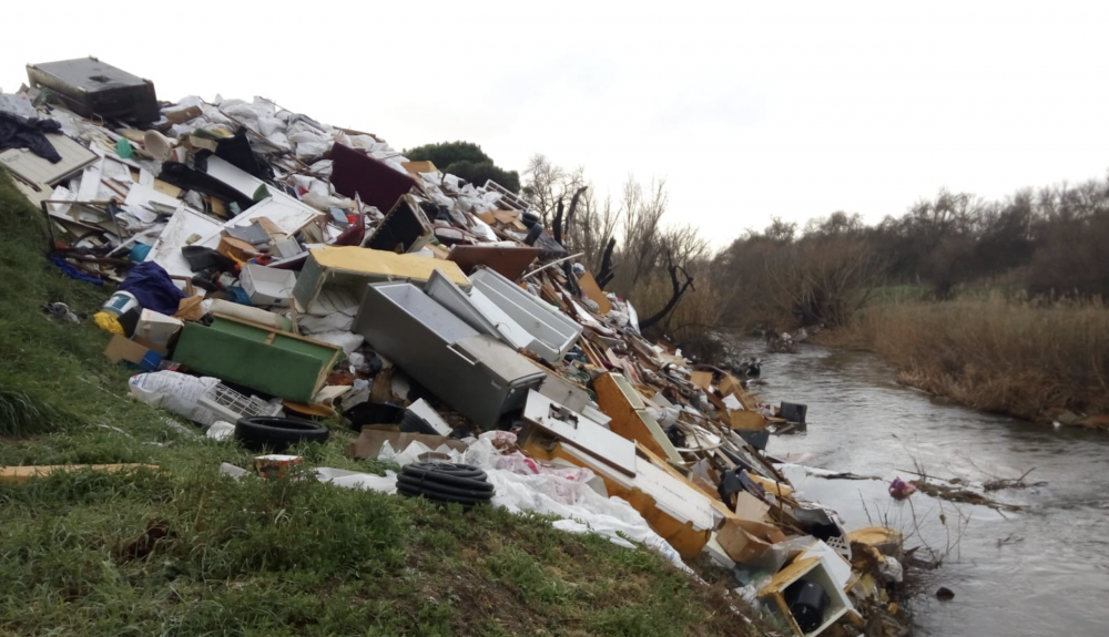 Las montañas de basura que se precipitan al río son inadmisibles. Las montañas de basura que se precipitan al río son inadmisibles.
