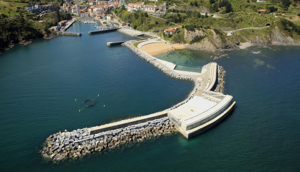 En la planta de energía de olas de Mutriku también se prueban nuevas tecnologías de turbinas y sistemas de control. En la planta de energía de olas de Mutriku también se prueban nuevas tecnologías de turbinas y sistemas de control.