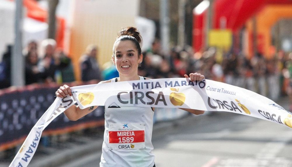 Coquetear con el asfalto. Foto Mireia Pons Mitja Marató de Terrassa 