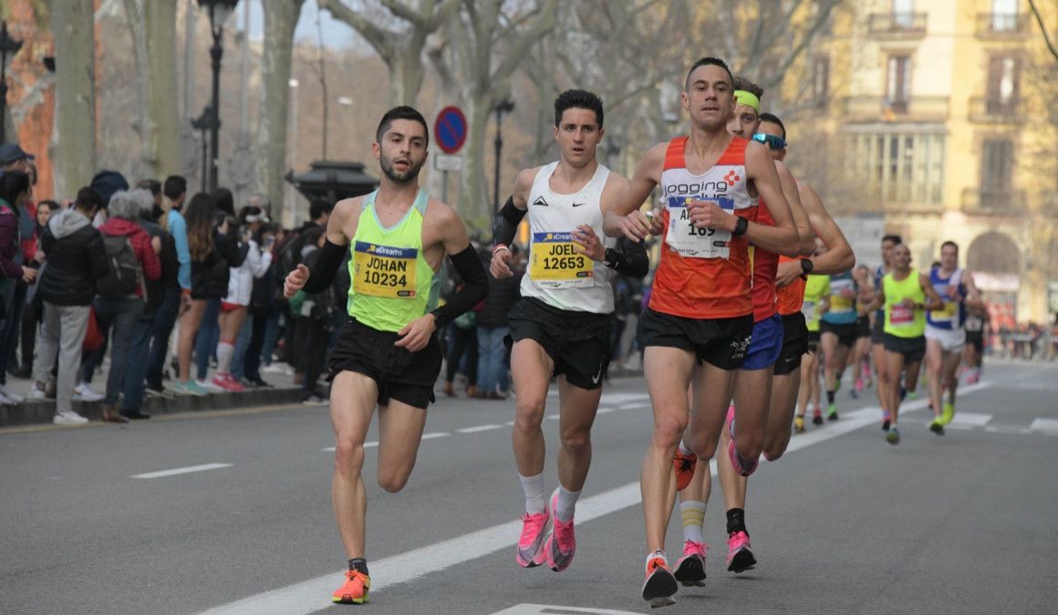 ¿Montaña?¿Asfalto? Lo importante es correr. Joel Aubeso en la Mitja Barcelona. Fotografía Jordi García 