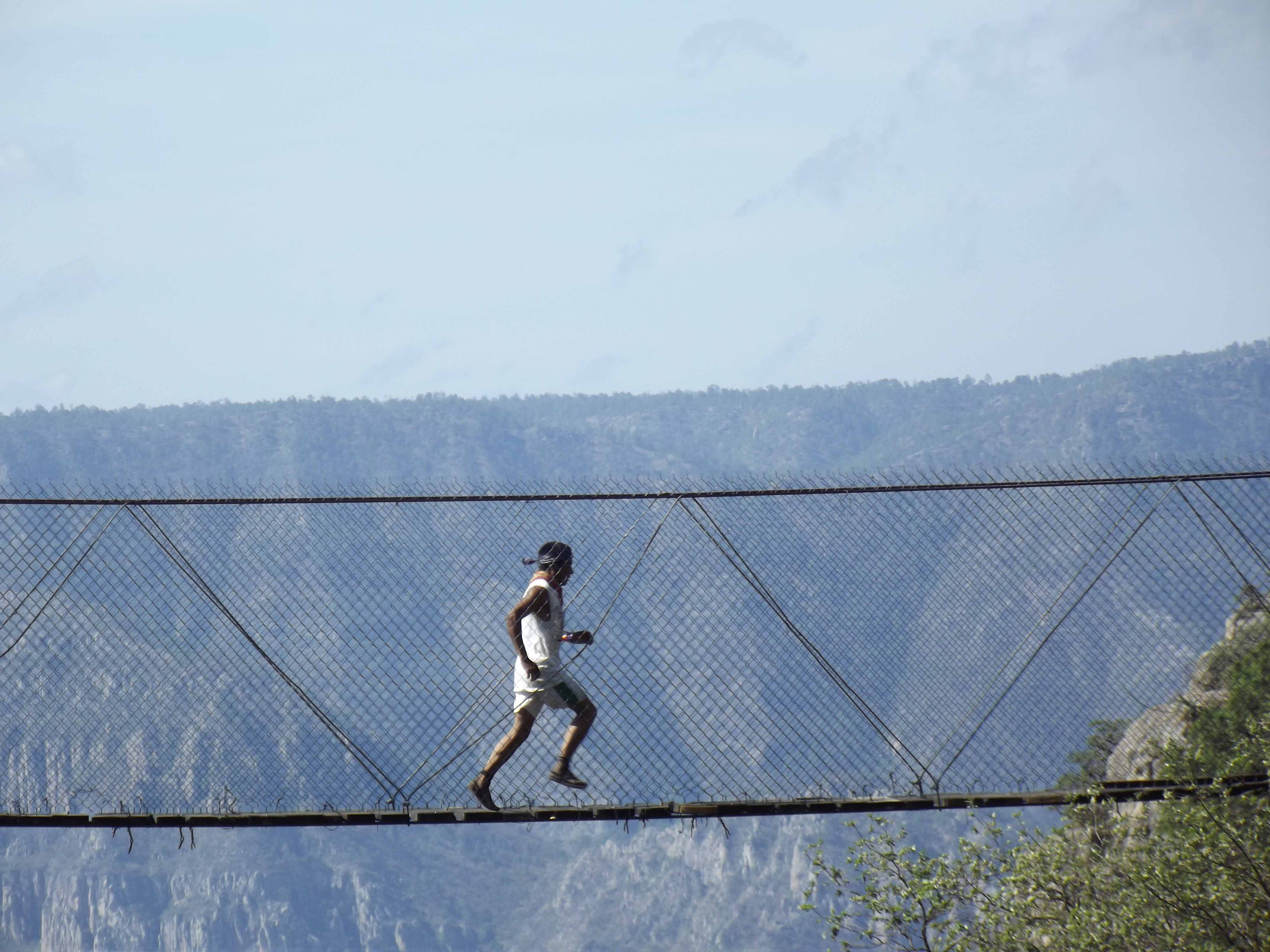 Corredores rarámuri dominan el Ultramaratón de los Cañones