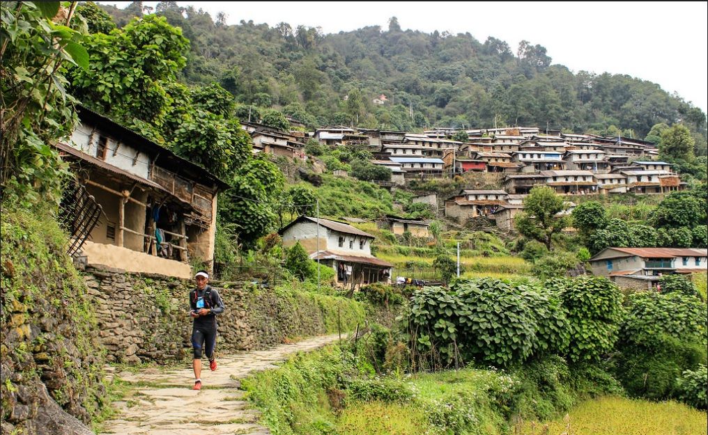 Juanjo Larrotcha vence en el Annapurna 100 de Nepal