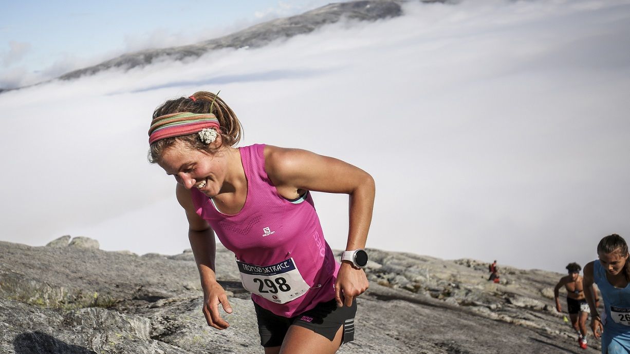 Emelie reaparece con victoria en su carrera