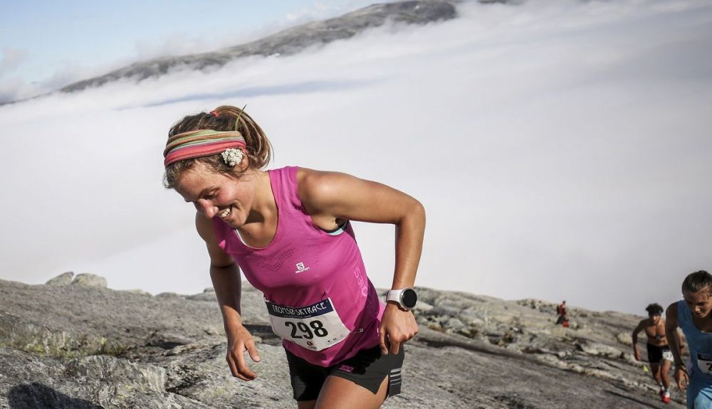 Emelie reaparece con victoria en su carrera