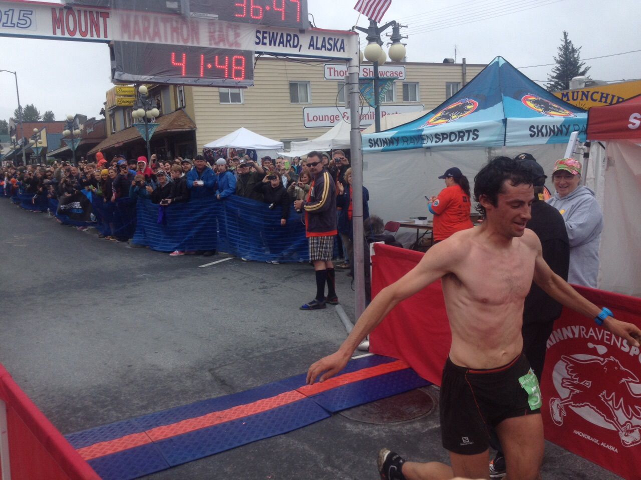 Kilian Jornet y Emelie Forsberg se imponen en la explosiva Mount Marathon