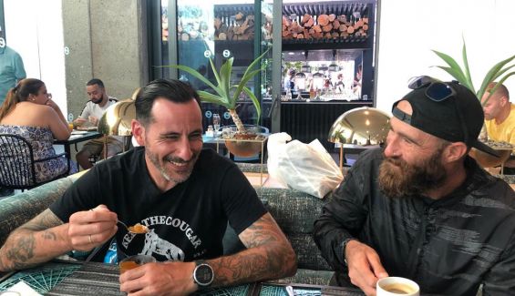 Abel Recknold disfrutando de un café con Tommy en Gran Canaria