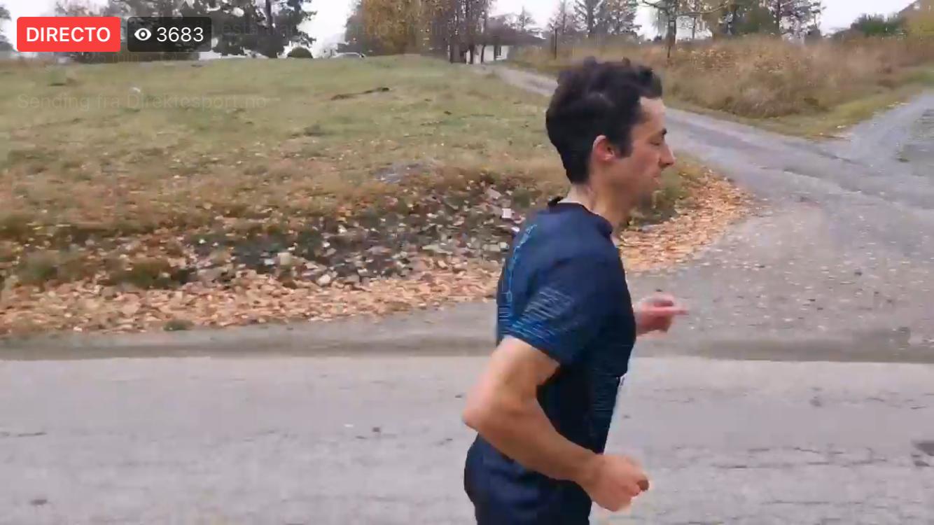 Kilian Jornet corriendo en asfalto