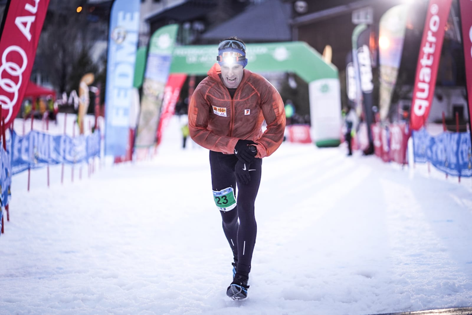 Eduard Hernández entrando en meta Snowrunning 2021 ©Jose Miguel Muñoz
