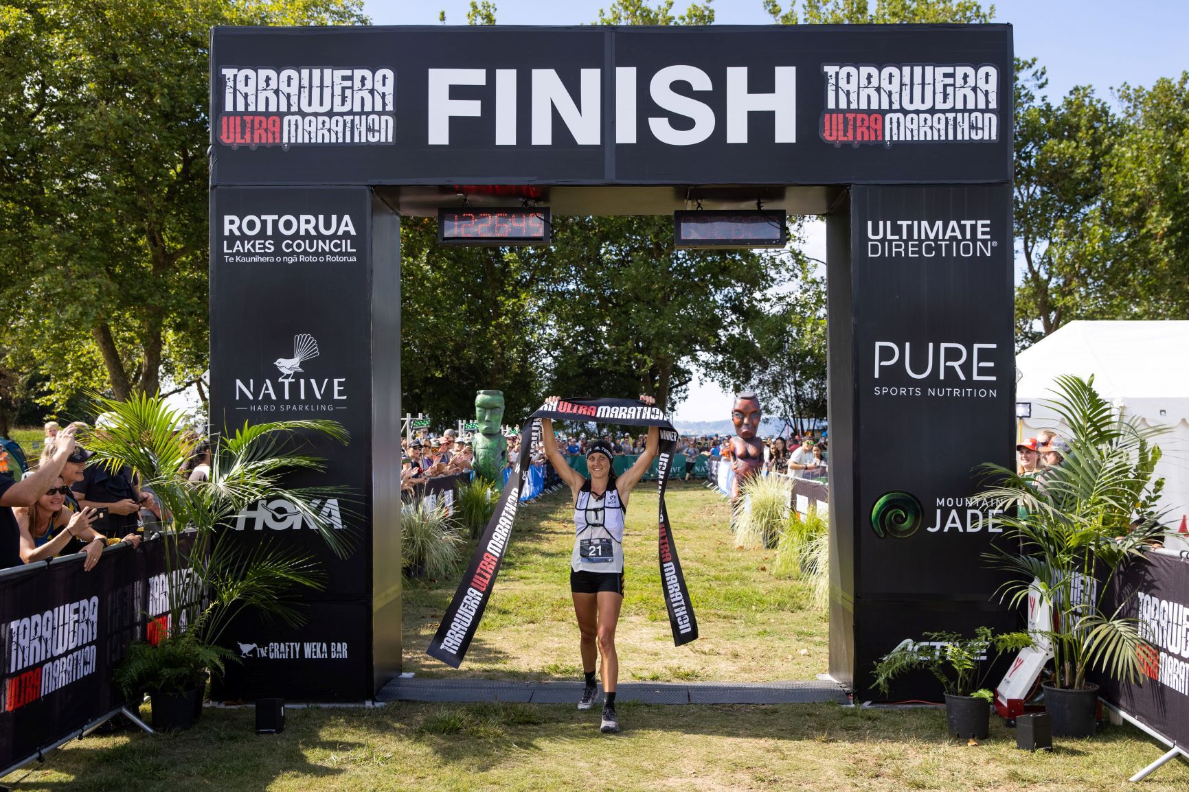 Ruth Croft  gana en los 102km Tarawera Ultramarathon. Foto: Graeme Murray