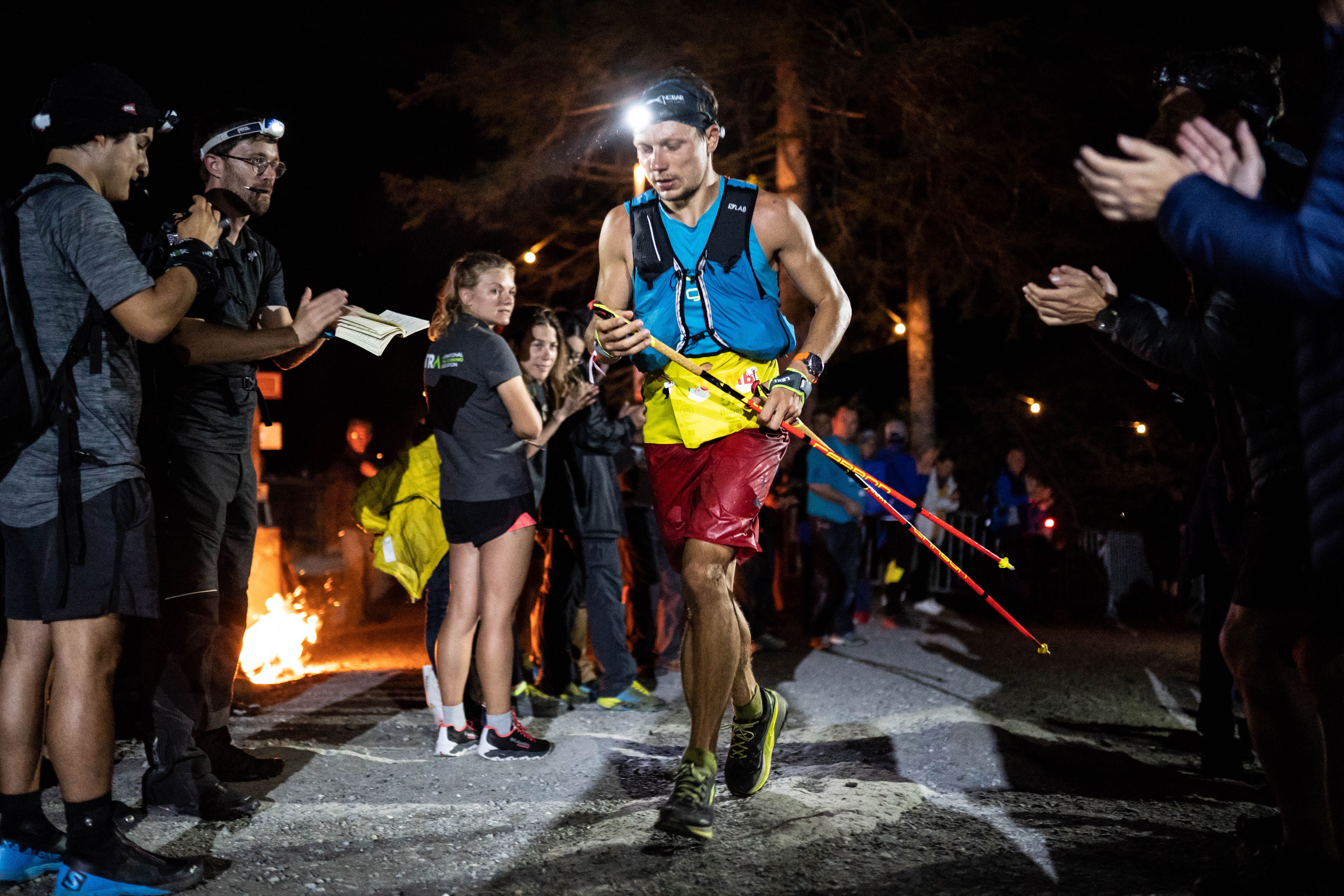 La larga distancia a sorbos pequeños entra mejor. Fotografía UTMB 2019 José Miguel Muñoz Egea
