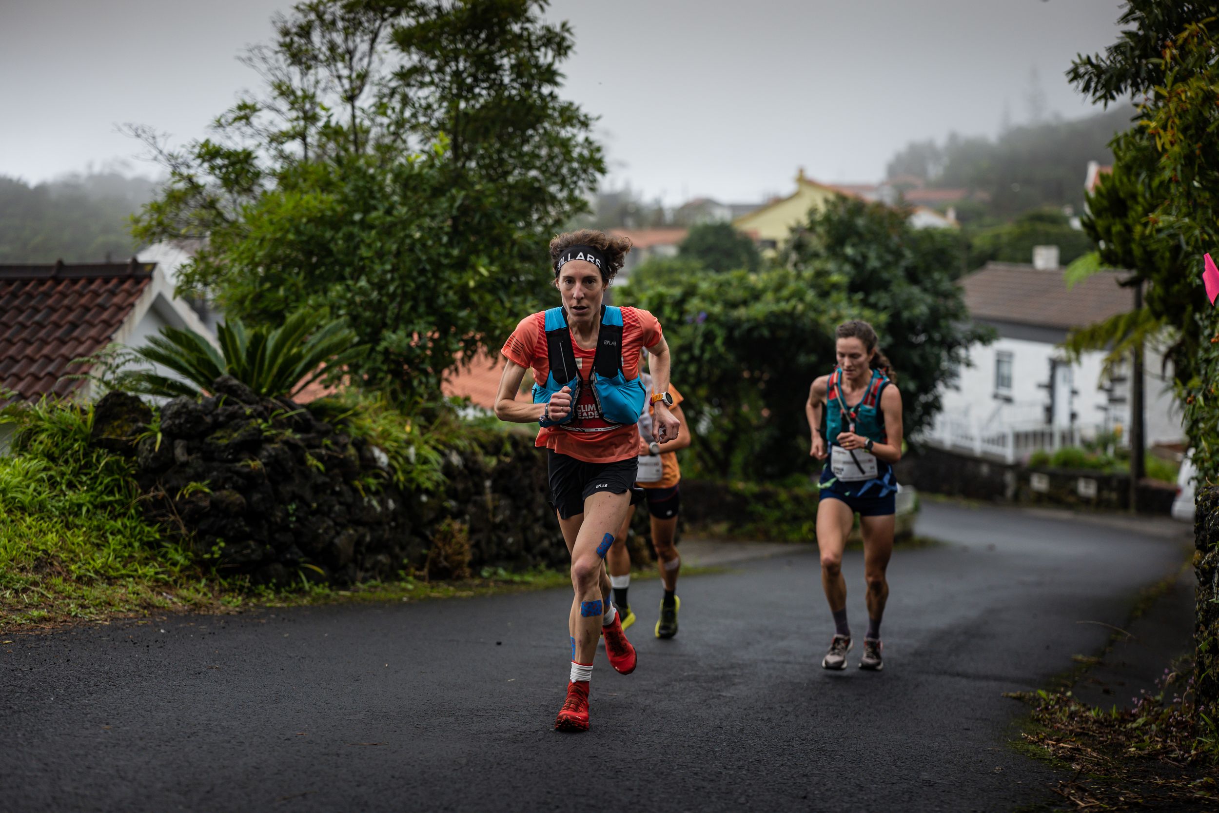 Maude Mathys seguida por Rachel Drake © Golden Trail World Series  ©PhilippReiter 