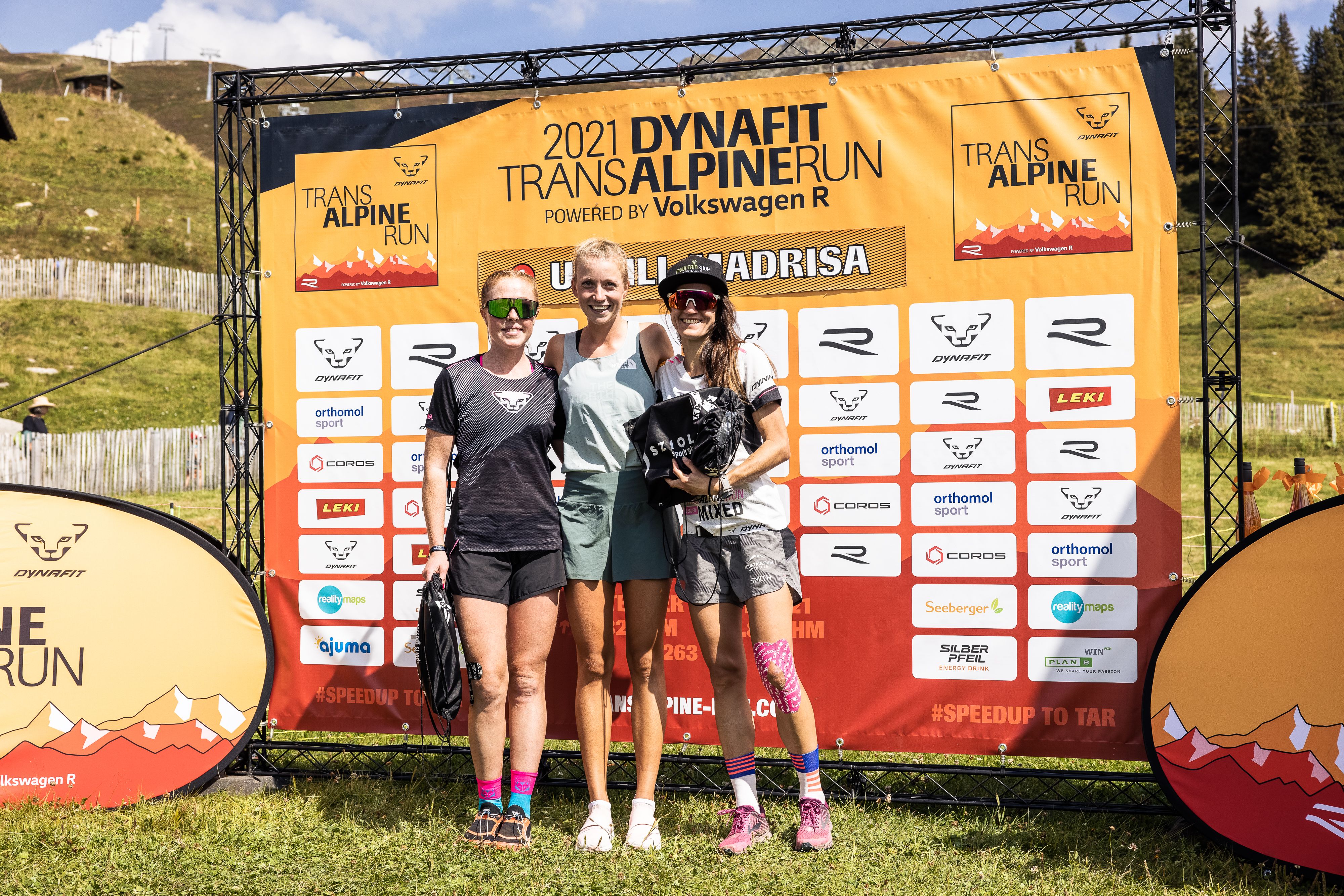 In the women’s race, Ida-Sophie Hegemann (center) and Eli Anne Dvergsdal took first place together. Stephanie Kröll, Team Mountainshop Hörhager and 1st place in the overall mixed ranking, won 3rd place. Pic: Klaus Fengler.