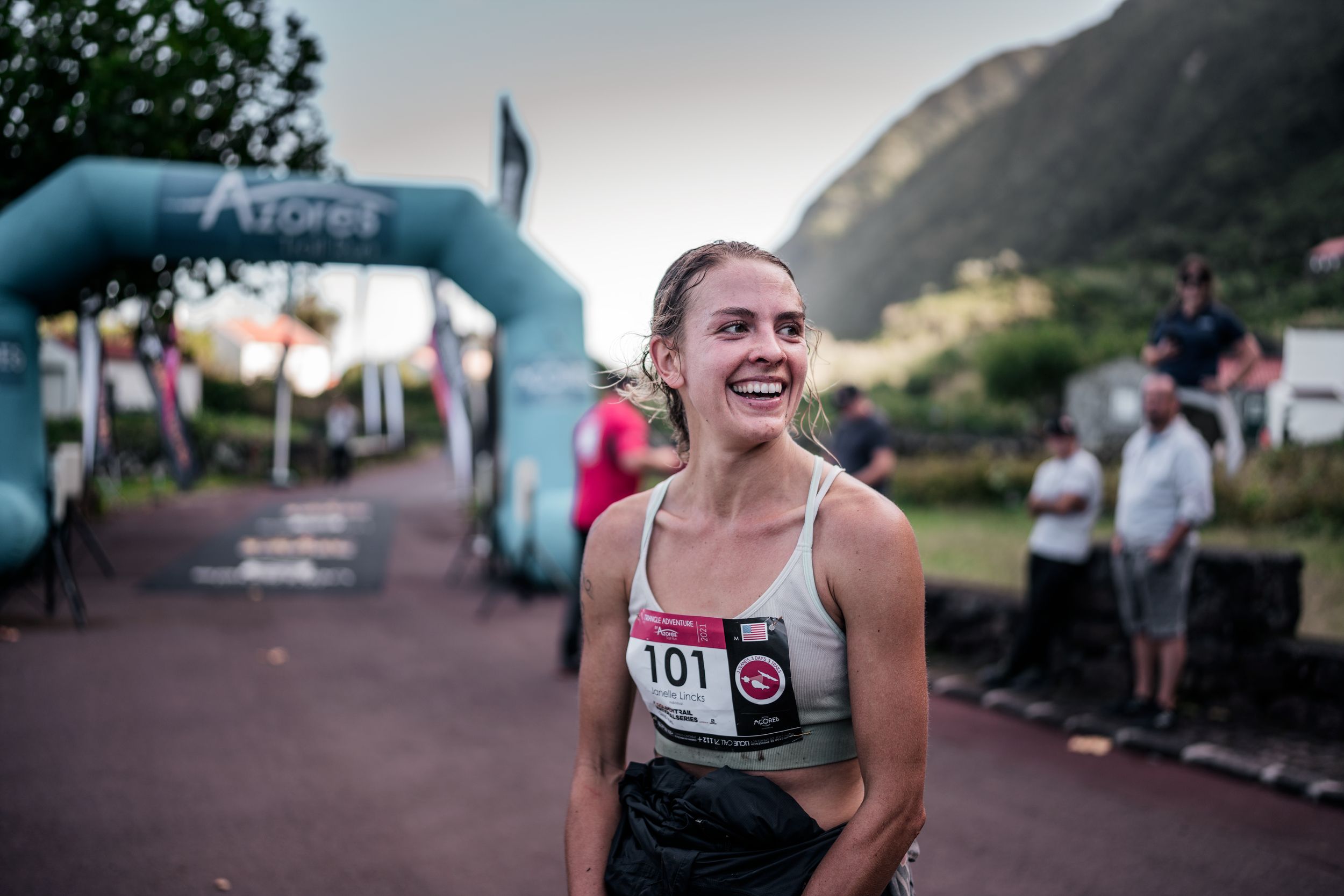 Janelle Lincks venciendo en la segunda etapa ©GoldenTrailSeries ©AzoresTrailRun ©JordiSaragosa