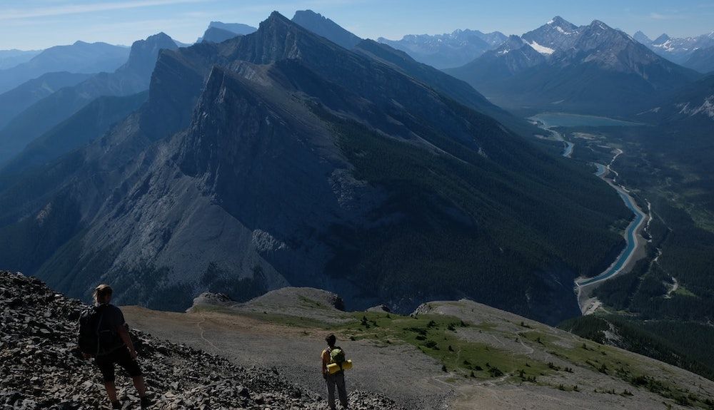 Las 5 mejores carreras de trail de Canadá: Vistas desde Canmore, uno de los recorridos en Alberta central de la serie 5 Peaks; fotografía a través de Unsplash