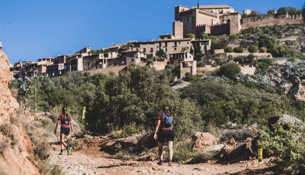 El pueblo de Alquézar de fondo DW El pueblo de Alquézar de fondo DW